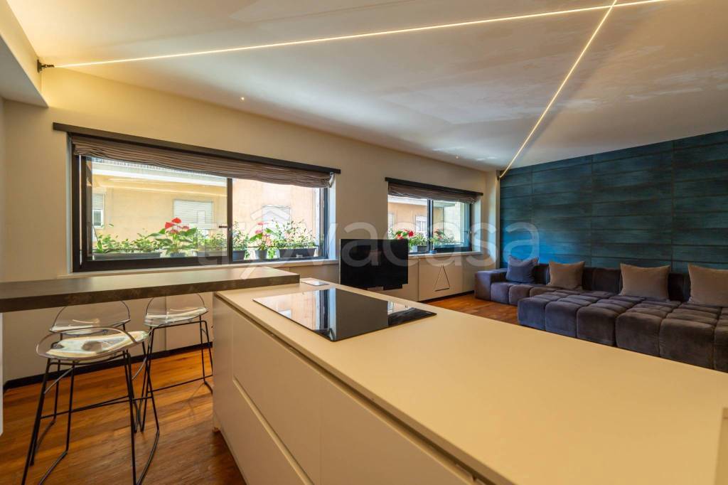 appartamento in vendita a Napoli in zona Chiaia