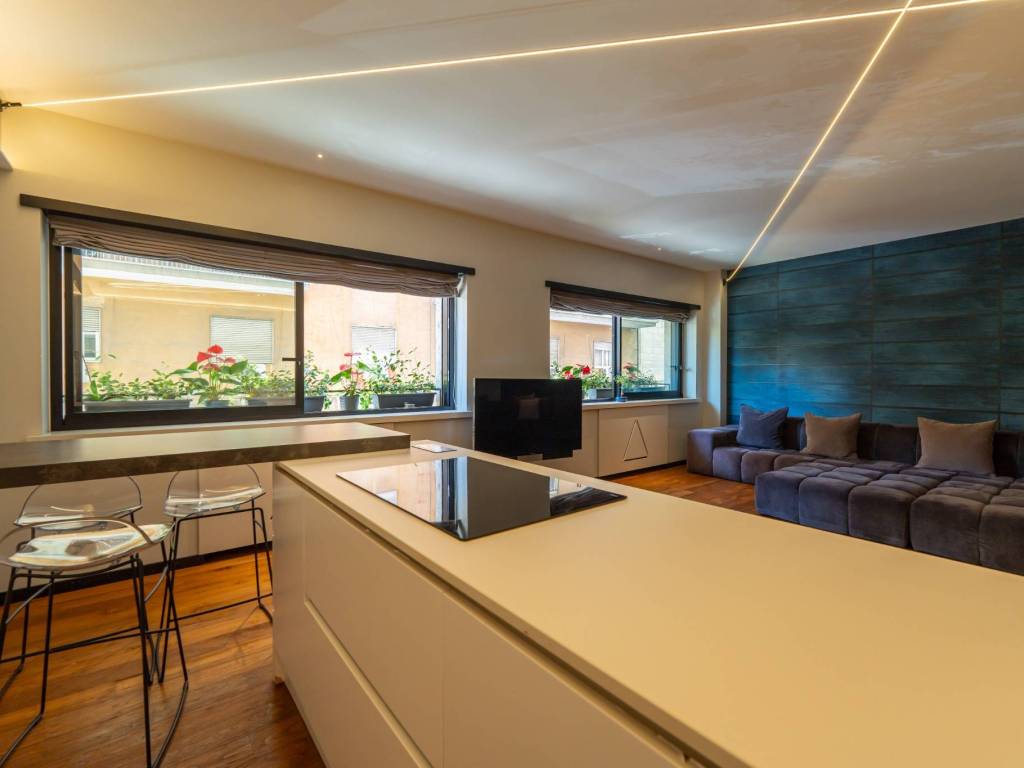 appartamento in vendita a Napoli in zona Chiaia