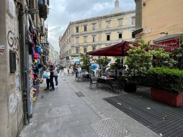 locale commerciale in vendita a Napoli in zona Pendino / San Giuseppe