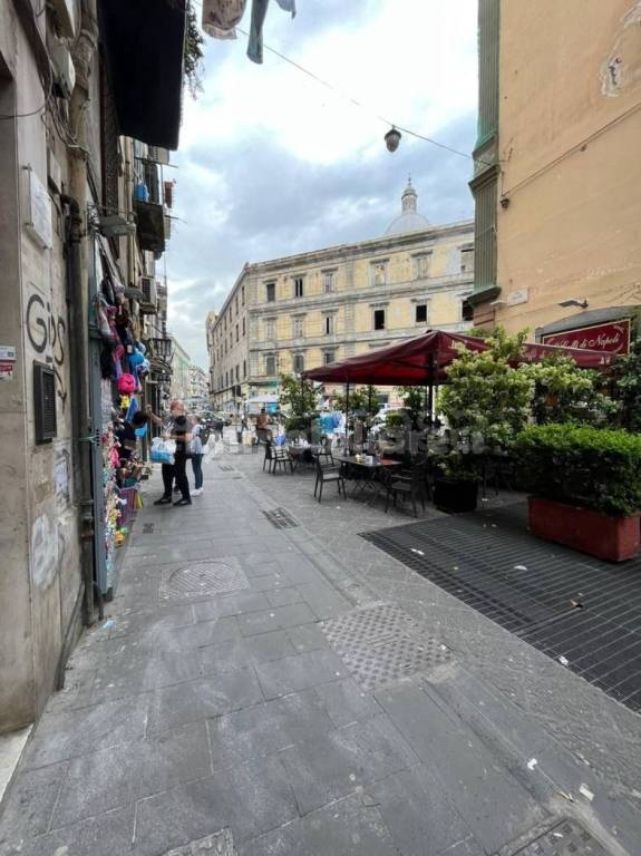 locale commerciale in vendita a Napoli in zona Pendino / San Giuseppe