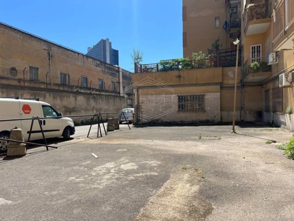 negozio in vendita a Napoli in zona Poggioreale