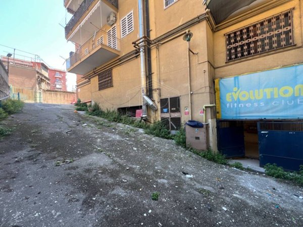 negozio in vendita a Napoli in zona Poggioreale