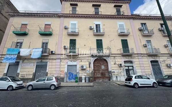 appartamento in vendita a Napoli in zona San Carlo all'Arena