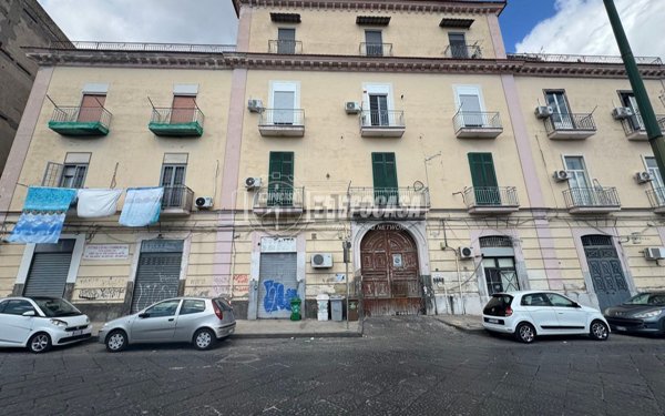 appartamento in vendita a Napoli in zona San Carlo all'Arena