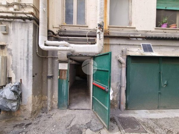 locale commerciale in vendita a Napoli in zona Arenella