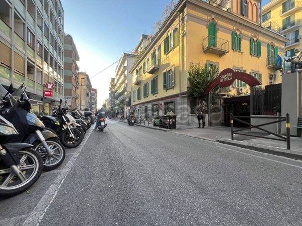 negozio in vendita a Napoli in zona Vomero