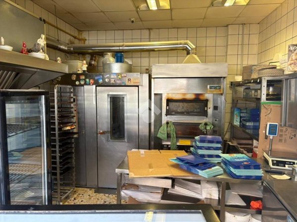 negozio in vendita a Napoli in zona Secondigliano