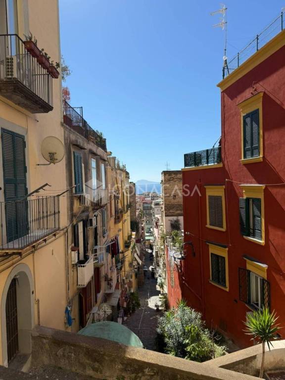 appartamento in vendita a Napoli in zona Chiaia