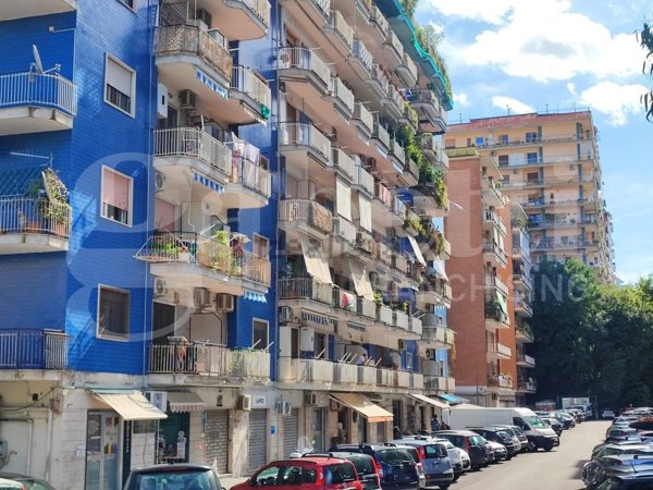 locale commerciale in vendita a Napoli in zona Arenella