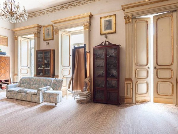 appartamento in vendita a Napoli in zona San Carlo all'Arena