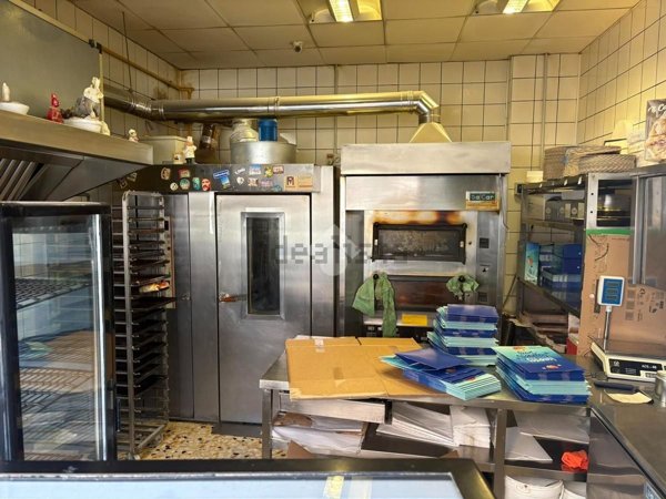 locale commerciale in vendita a Napoli in zona Secondigliano