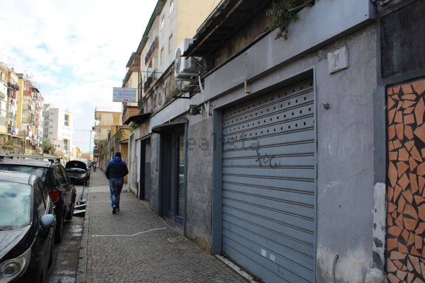 locale commerciale in vendita a Napoli in zona Miano