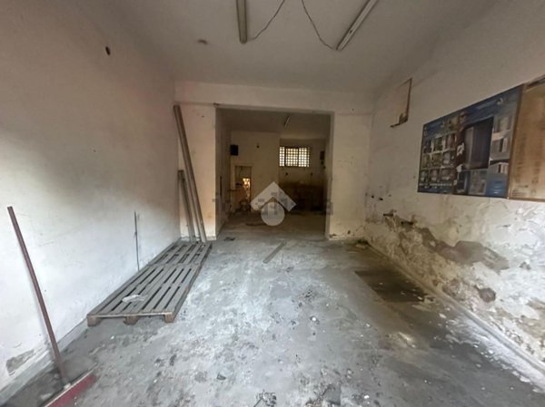 locale commerciale in vendita a Napoli in zona Secondigliano