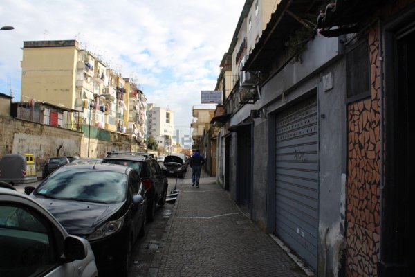 locale commerciale in vendita a Napoli in zona Miano