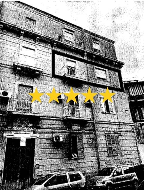 appartamento in vendita a Napoli in zona San Carlo all'Arena