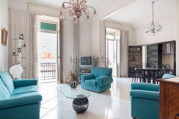 appartamento in vendita a Napoli in zona Chiaia