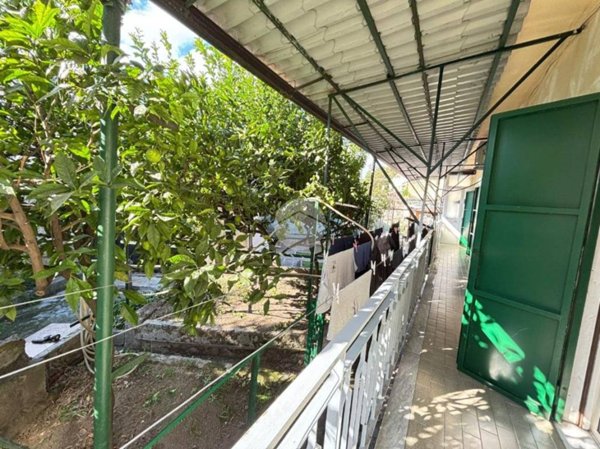 appartamento in vendita a Napoli in zona San Carlo all'Arena