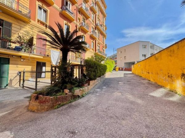 negozio in vendita a Napoli in zona Vomero
