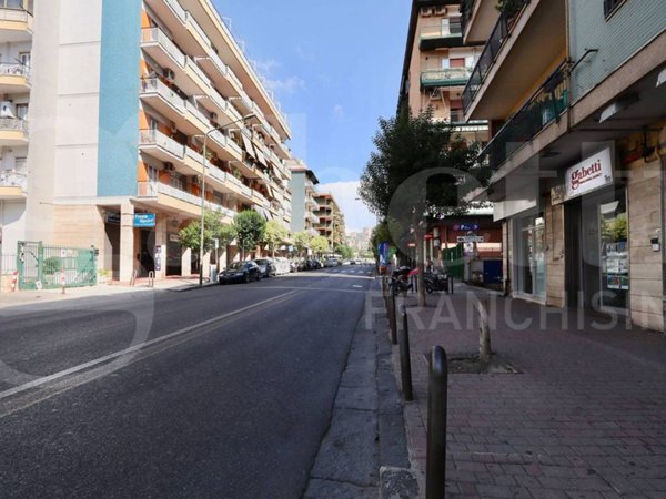 locale commerciale in vendita a Napoli in zona Soccavo