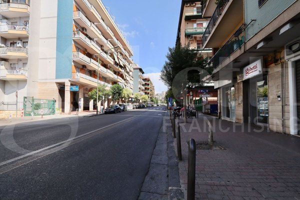 locale commerciale in vendita a Napoli in zona Soccavo