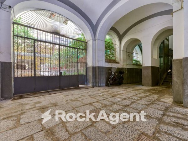 appartamento in vendita a Napoli in zona Chiaia