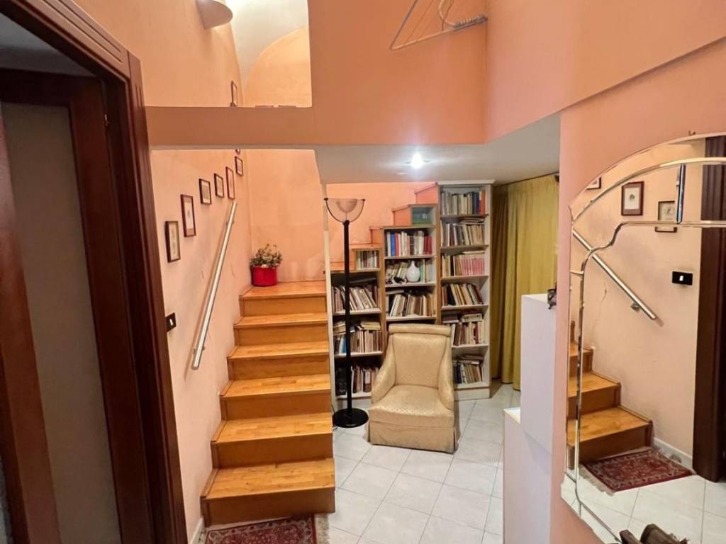 appartamento in vendita a Napoli in zona Chiaia