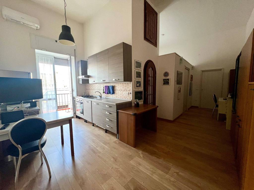 appartamento in vendita a Napoli in zona San Carlo all'Arena