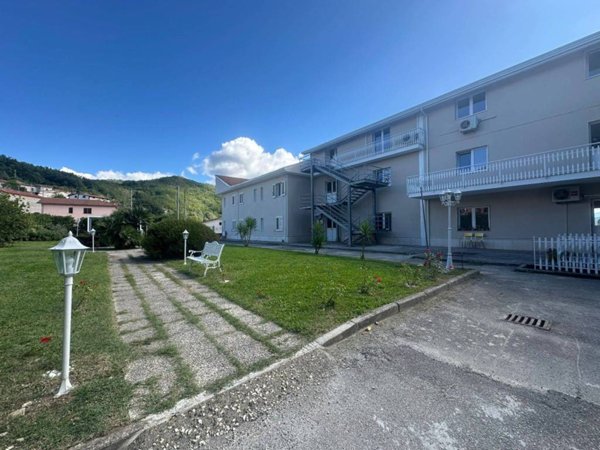 intera palazzina in vendita a Napoli in zona Chiaia