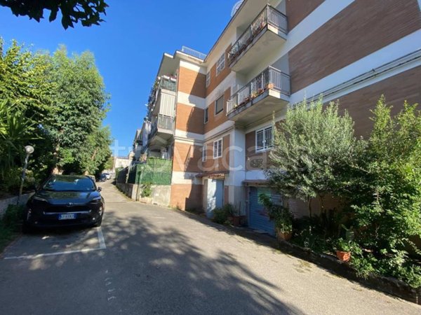 locale commerciale in vendita a Napoli in zona Soccavo