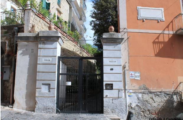 appartamento in vendita a Napoli in zona San Carlo all'Arena