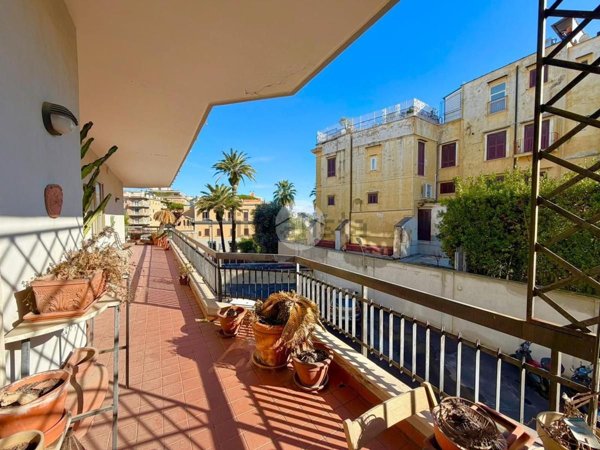appartamento in vendita a Napoli in zona Chiaia