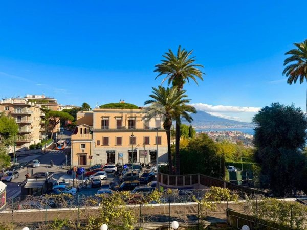appartamento in vendita a Napoli in zona Chiaia