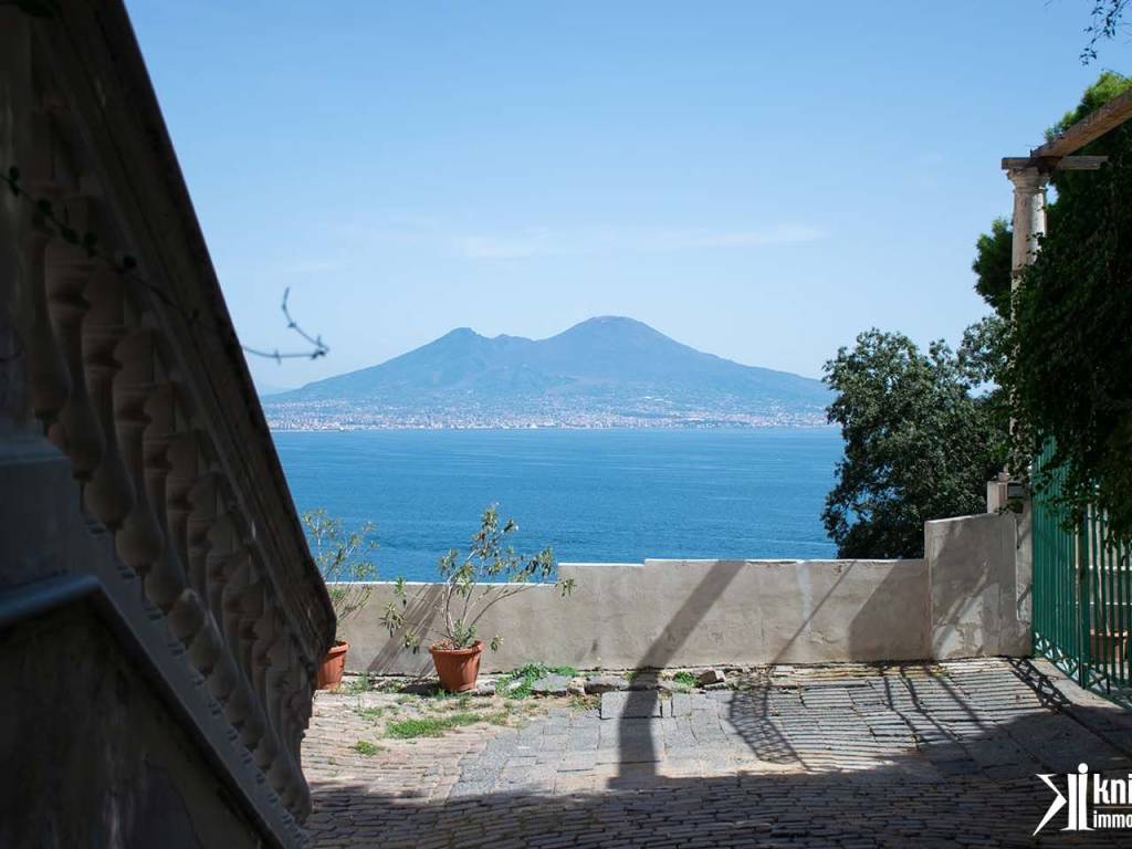 appartamento in vendita a Napoli in zona Posillipo