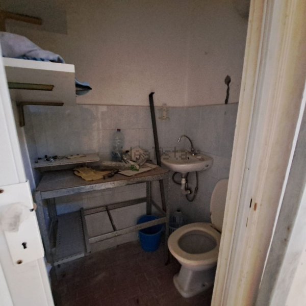 locale commerciale in vendita a Napoli