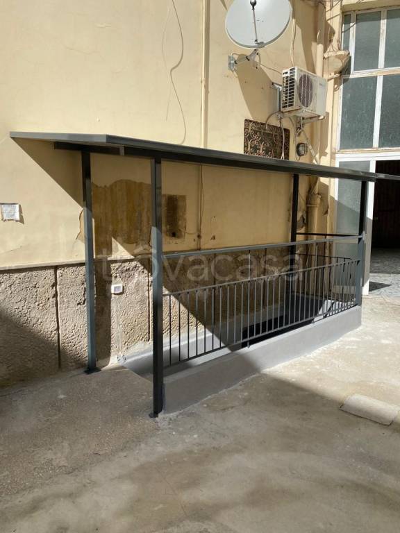 locale commerciale in vendita a Napoli in zona Bagnoli