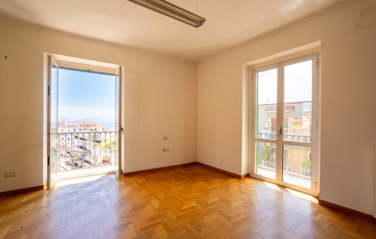 appartamento in vendita a Napoli in zona Chiaia