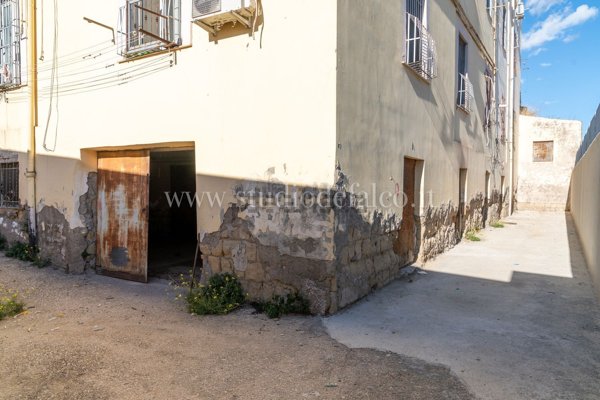 locale commerciale in vendita a Napoli in zona Poggioreale