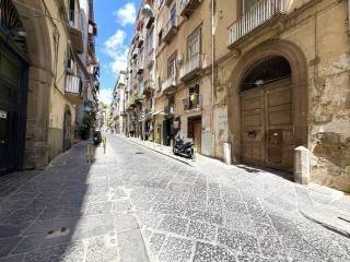 appartamento in vendita a Napoli in zona San Carlo all'Arena