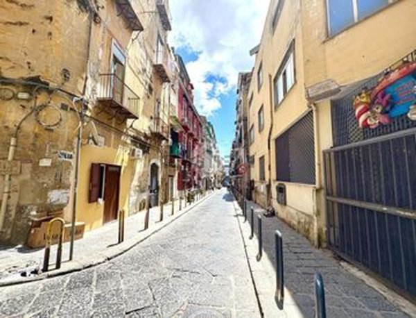 appartamento in vendita a Napoli in zona San Carlo all'Arena
