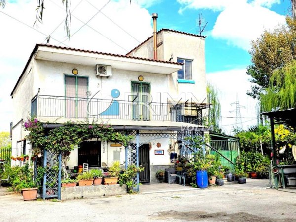 casa indipendente in vendita a Napoli in zona Barra