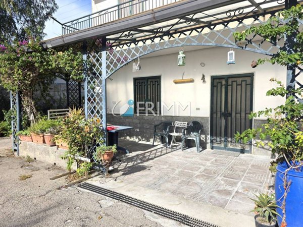 casa indipendente in vendita a Napoli in zona Ponticelli