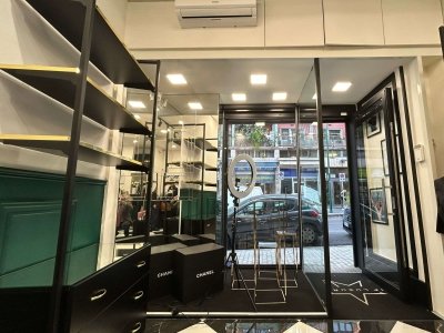 negozio in vendita a Napoli in zona Chiaia