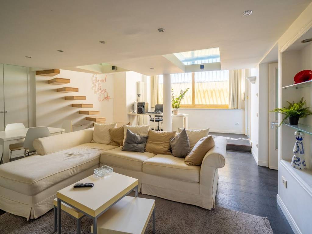 appartamento in vendita a Napoli in zona Chiaia