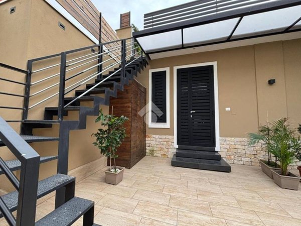 casa indipendente in vendita a Napoli in zona Poggioreale