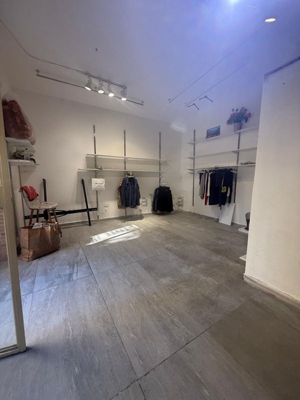 locale commerciale in vendita a Napoli in zona Chiaia