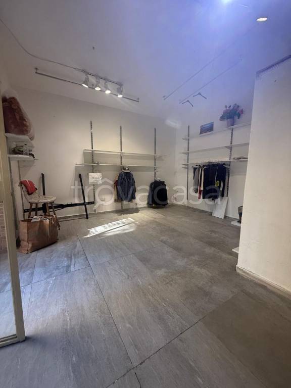 negozio in vendita a Napoli in zona Fuorigrotta