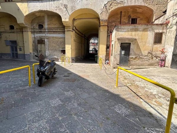 negozio in vendita a Napoli in zona Capodichino