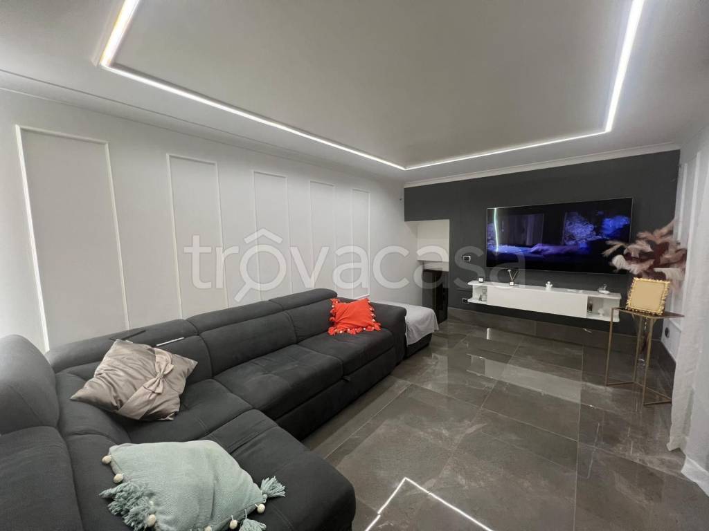 appartamento in vendita a Napoli in zona Chiaia