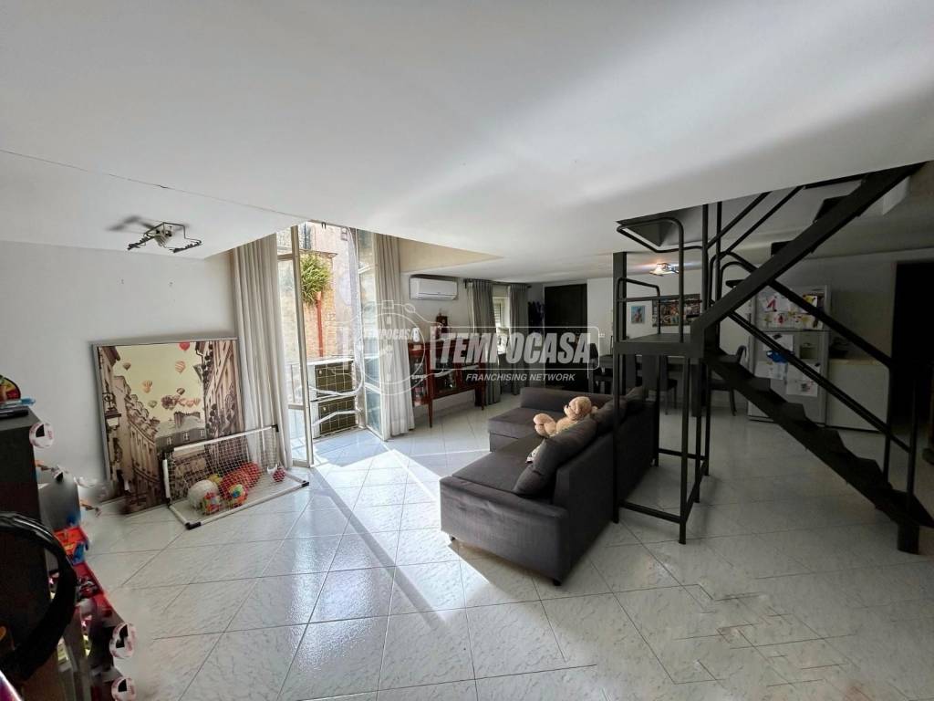 appartamento in vendita a Napoli in zona Chiaia
