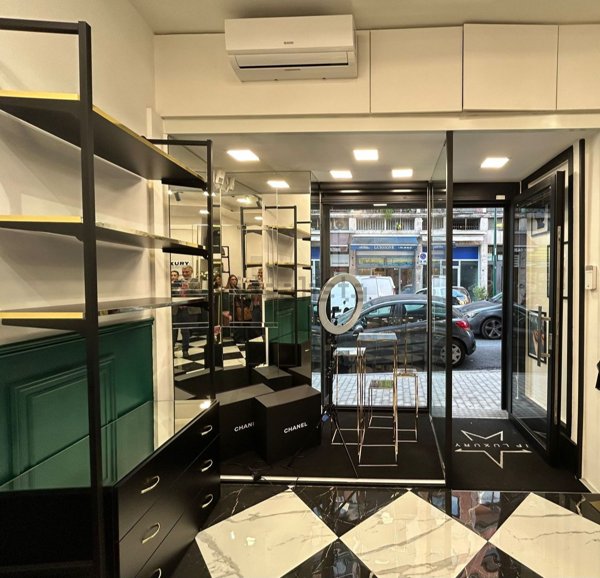 locale commerciale in vendita a Napoli in zona Chiaia